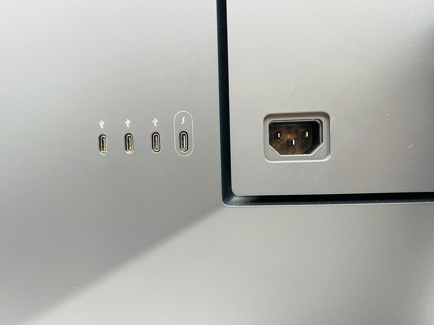 LG 27MD5KLB-B 27” UltraFine 5K IPS Monitor with Thunderbolt 3-macOS Compatible