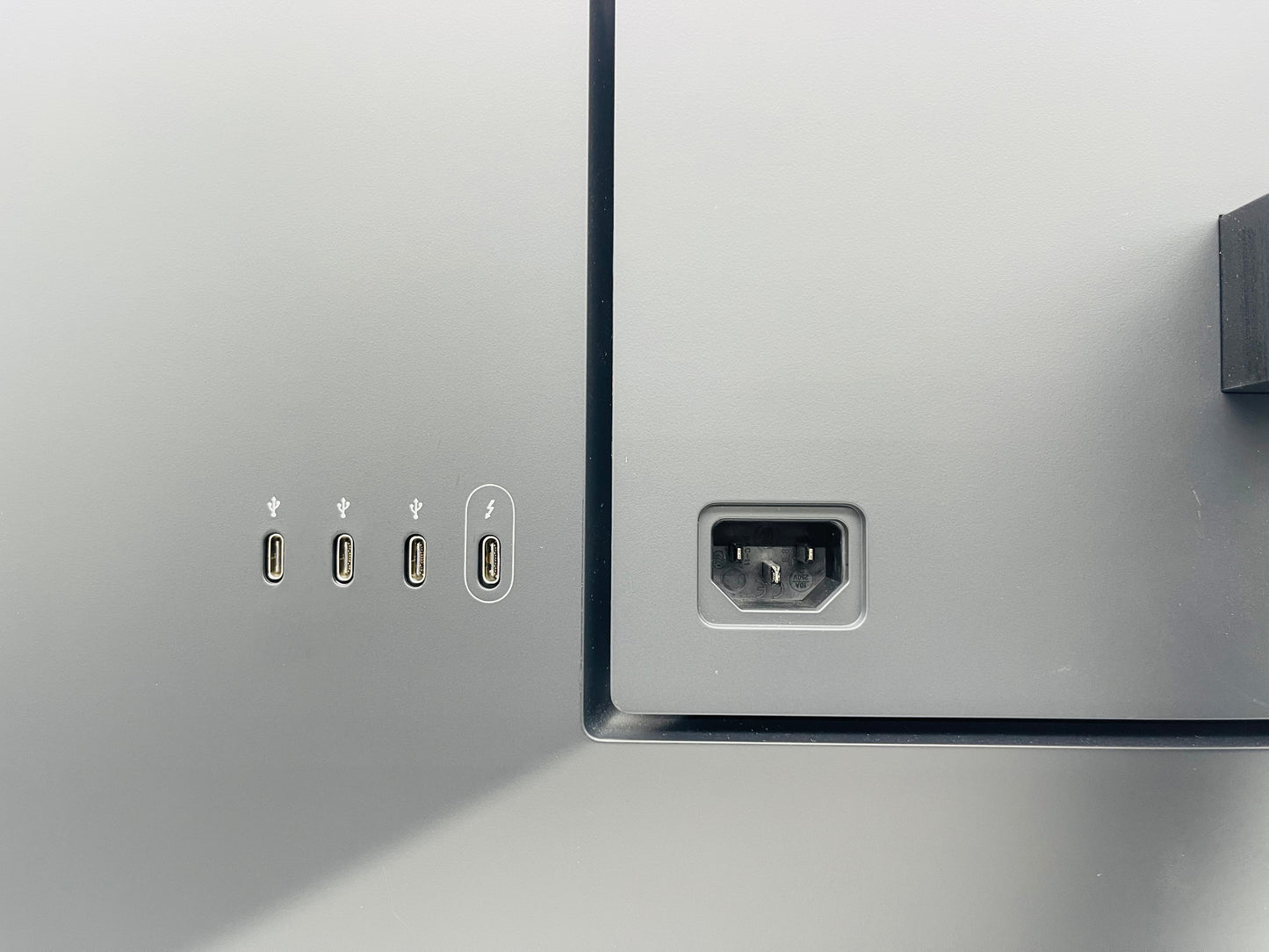 LG 27MD5KLB-B 27” UltraFine 5K IPS Monitor with Thunderbolt 3-macOS Compatible