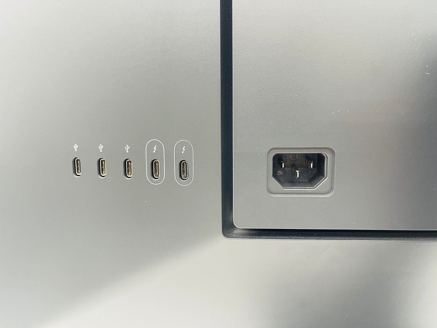 LG 24" IPS UHD 4K UltraFine Monitor with Thunderbolt 3 USB-C macOS Compatible