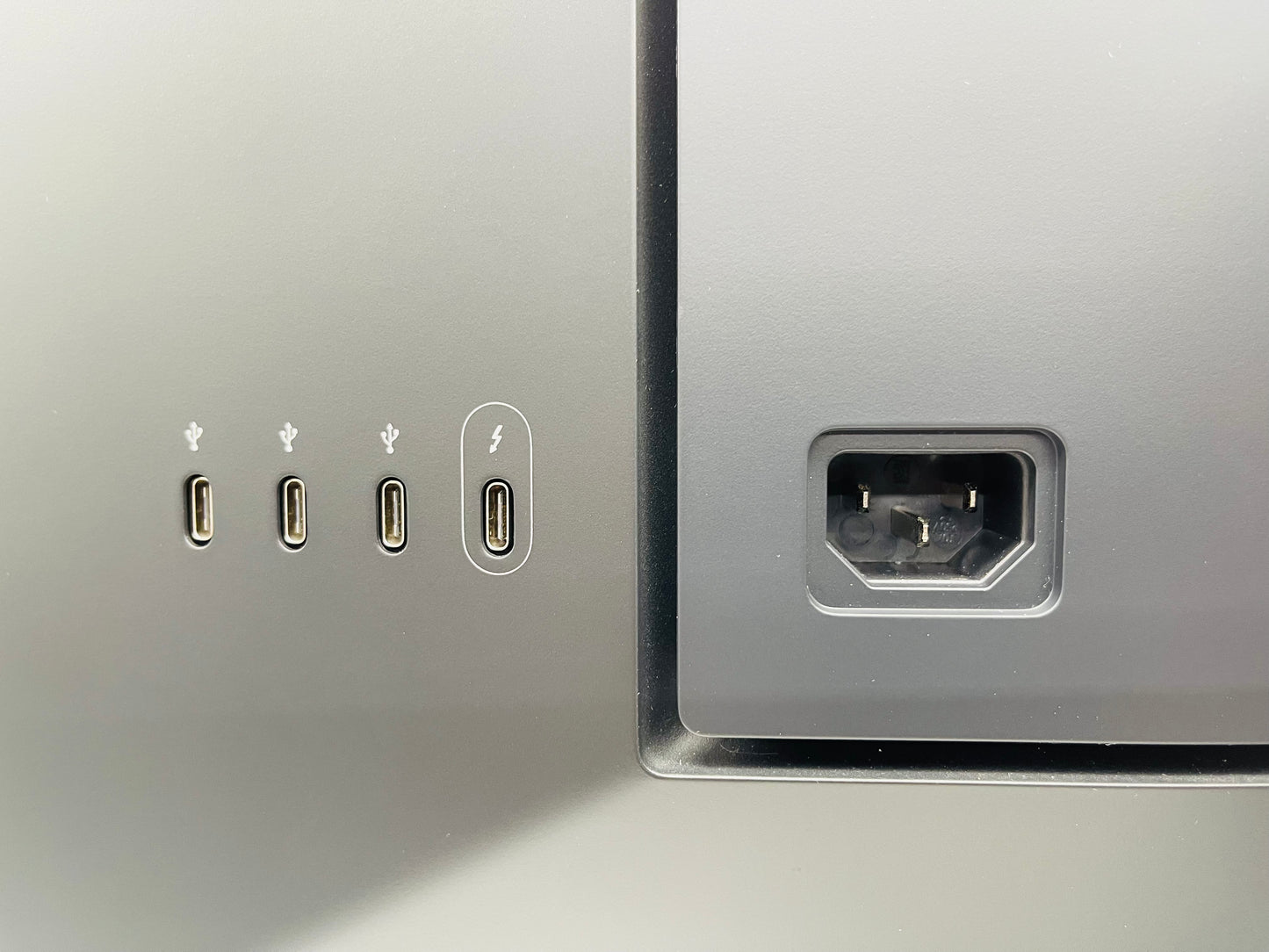 LG 27MD5KLB-B 27” UltraFine 5K IPS Monitor with Thunderbolt 3-macOS Compatible