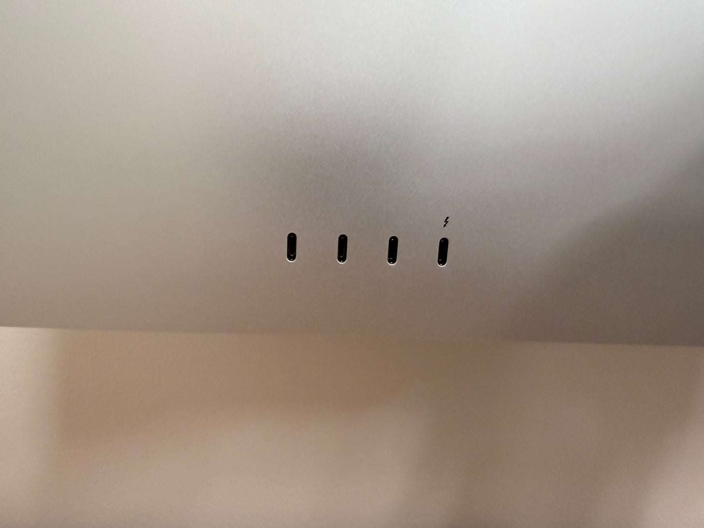 Apple 2022 Studio Display 27" 5k Tilt and height adjustable stand Standard Glass