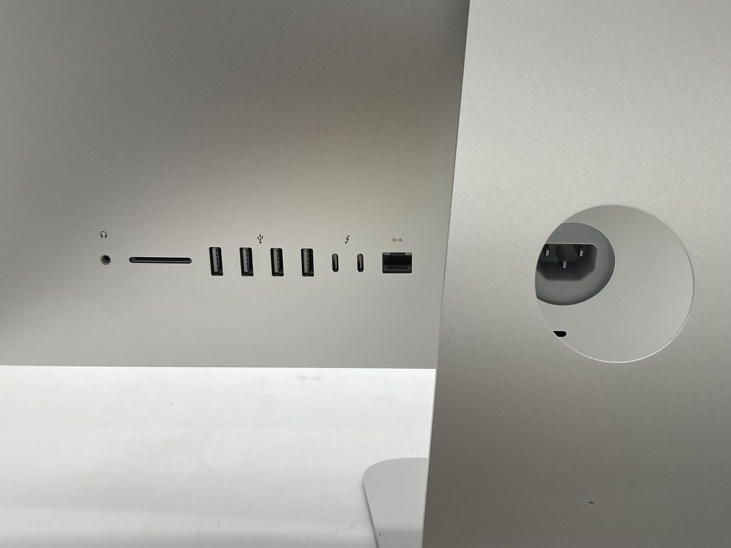 Apple 2017 iMac 21 in 2.3GHz Dual-Core i5 8GB RAM 256GB SSD IIPG640 - Excellent