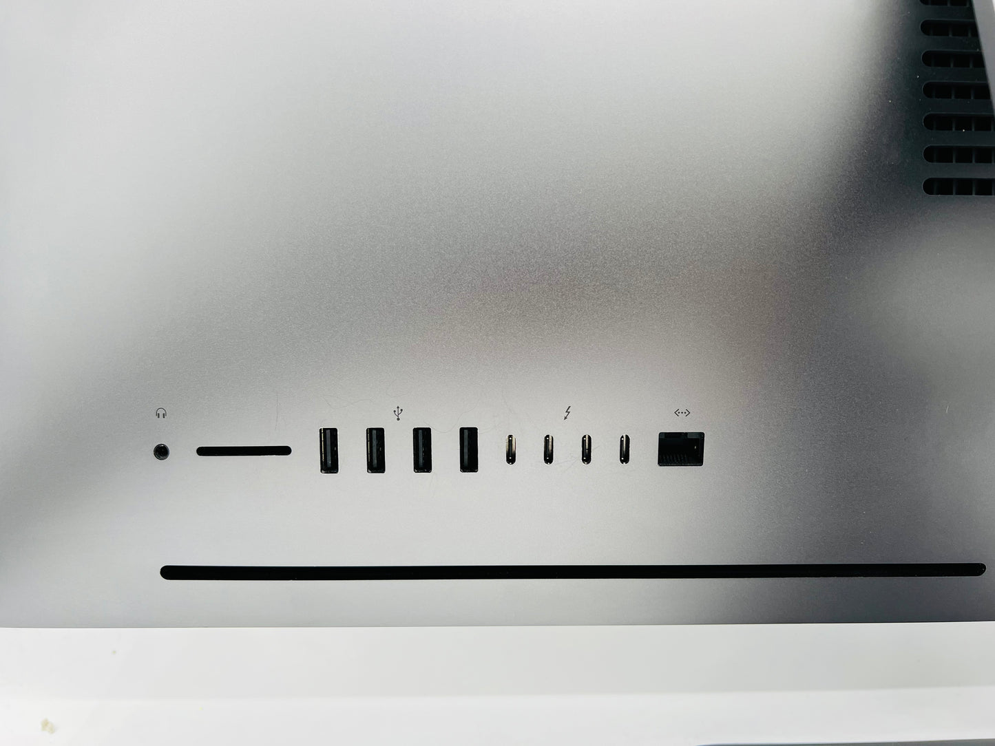 Apple 2017 iMac Pro 27 in 2.5GHz 14-Core Xeon W 64GB RAM 2TB SSD Vega56 8GB