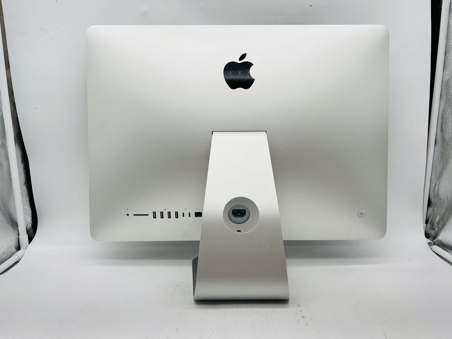 Apple 2019 iMac 21 in 4K 3.6GHz i3 8GB RAM 1TB Fusion Drive RP555X 2GB - Good