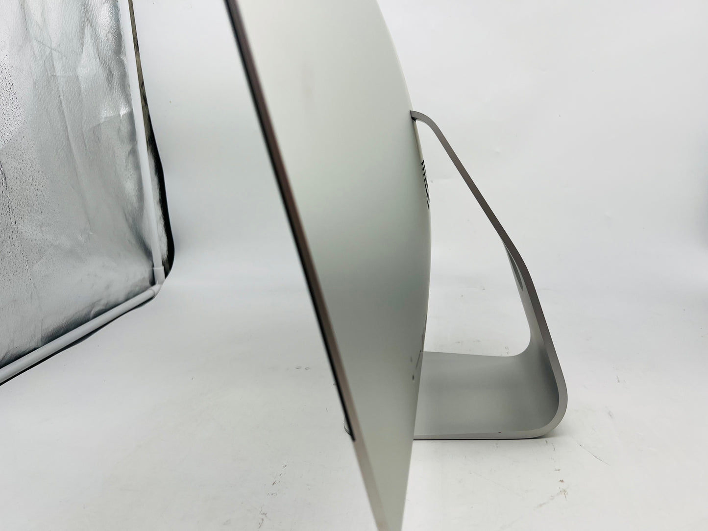 Apple 2019 iMac 21 in 4K 3.6GHz i3 8GB RAM 1TB Fusion Drive RP555X 2GB - Good