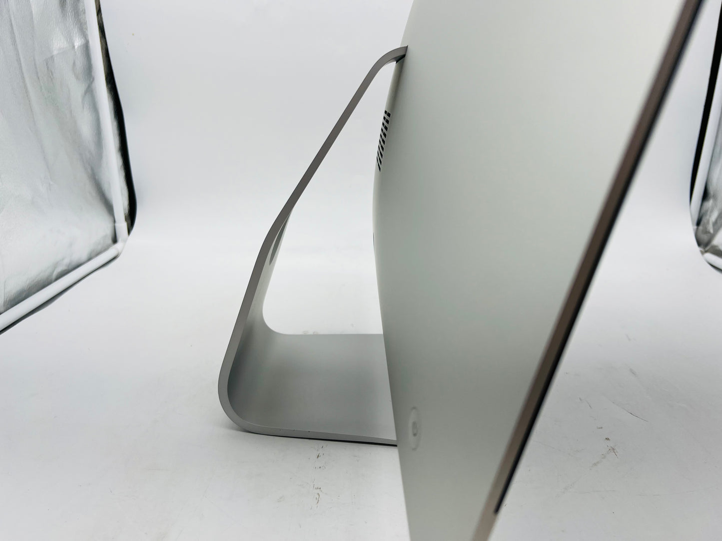 Apple 2019 iMac 21 in 4K 3.6GHz i3 8GB RAM 1TB Fusion Drive RP555X 2GB - Good