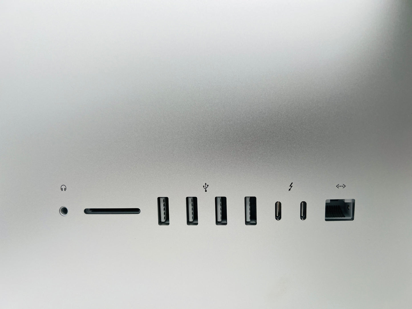 Apple 2019 iMac 21 in 4K 3.6GHz i3 8GB RAM 1TB Fusion Drive RP555X 2GB - Good