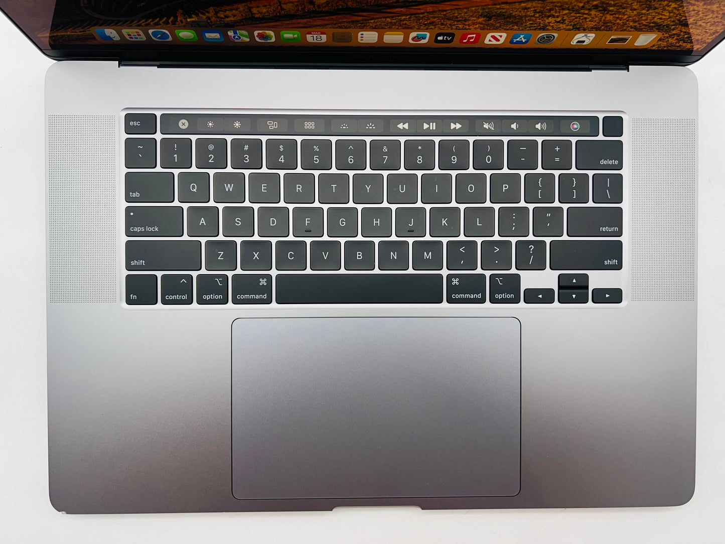 Apple 2019 16" MacBook Pro 2.6GHz i7 16GB RAM 512GB SSD RP5300M 4GB 32 Cycles!