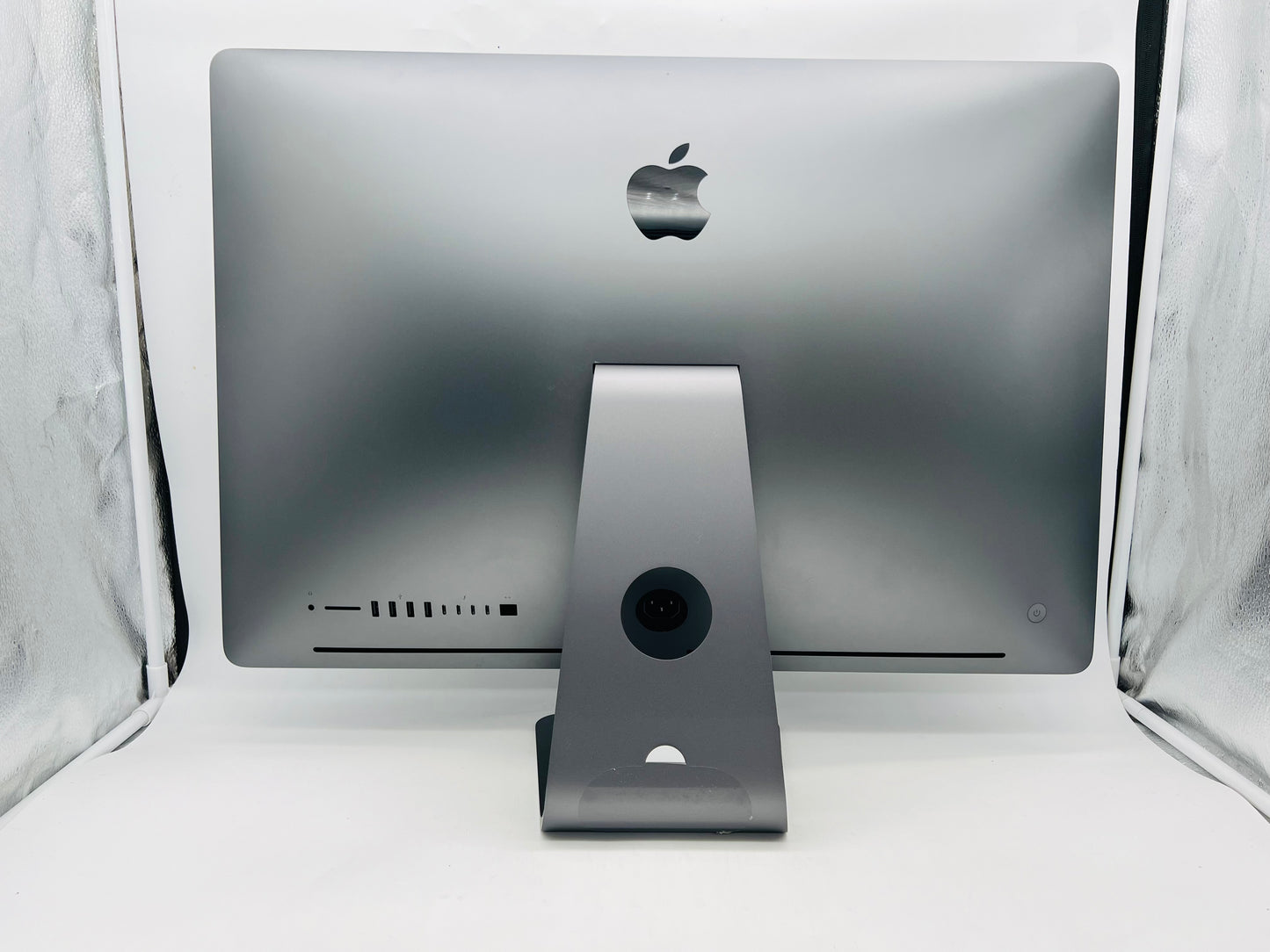 Apple 2017 iMac Pro 27 in 2.5GHz 14-Core Xeon W 64GB RAM 1TB SSD Vega 64 16GB