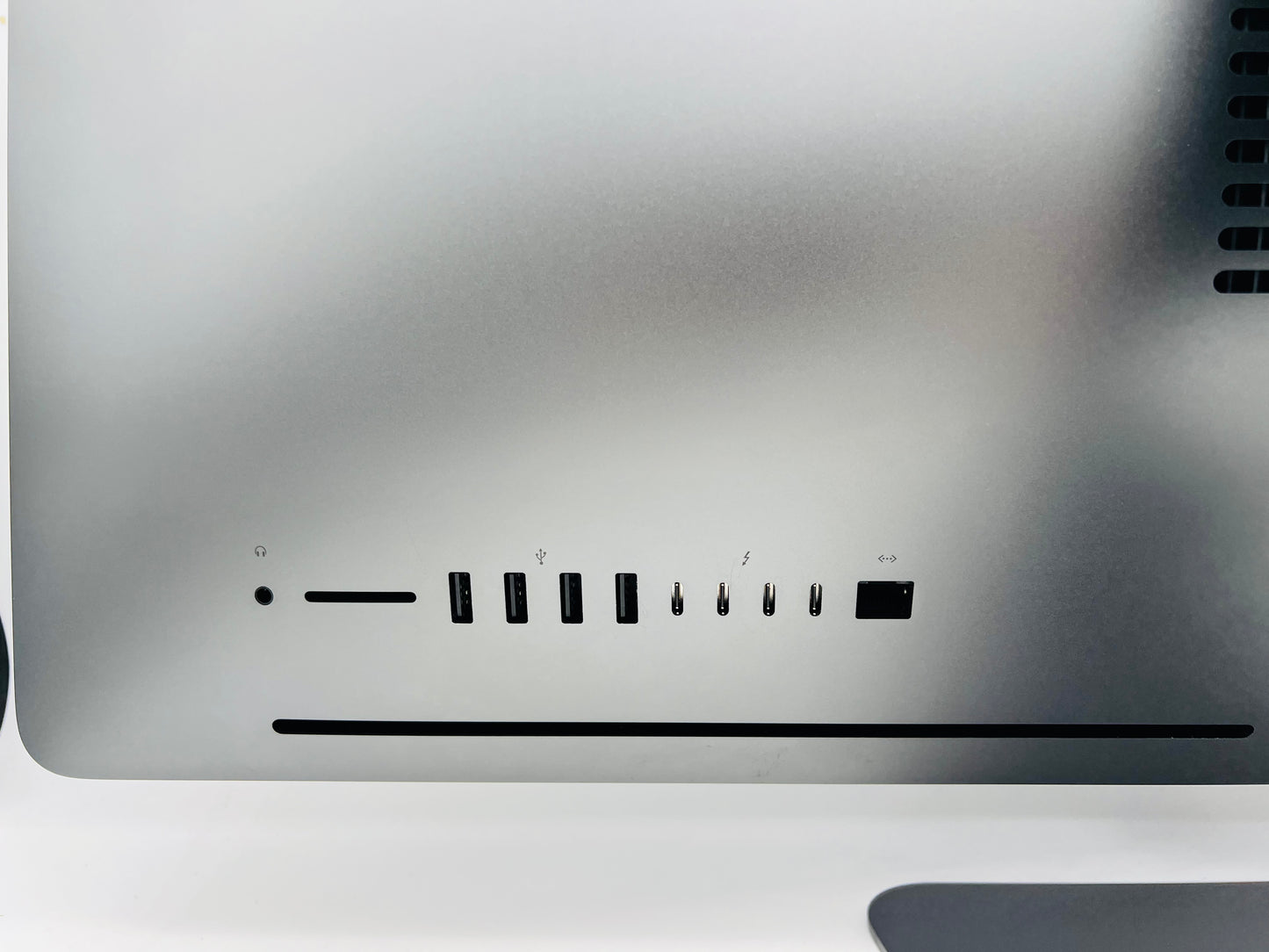 Apple 2017 iMac Pro 27 in 2.5GHz 14-Core Xeon W 64GB RAM 1TB SSD Vega 64 16GB