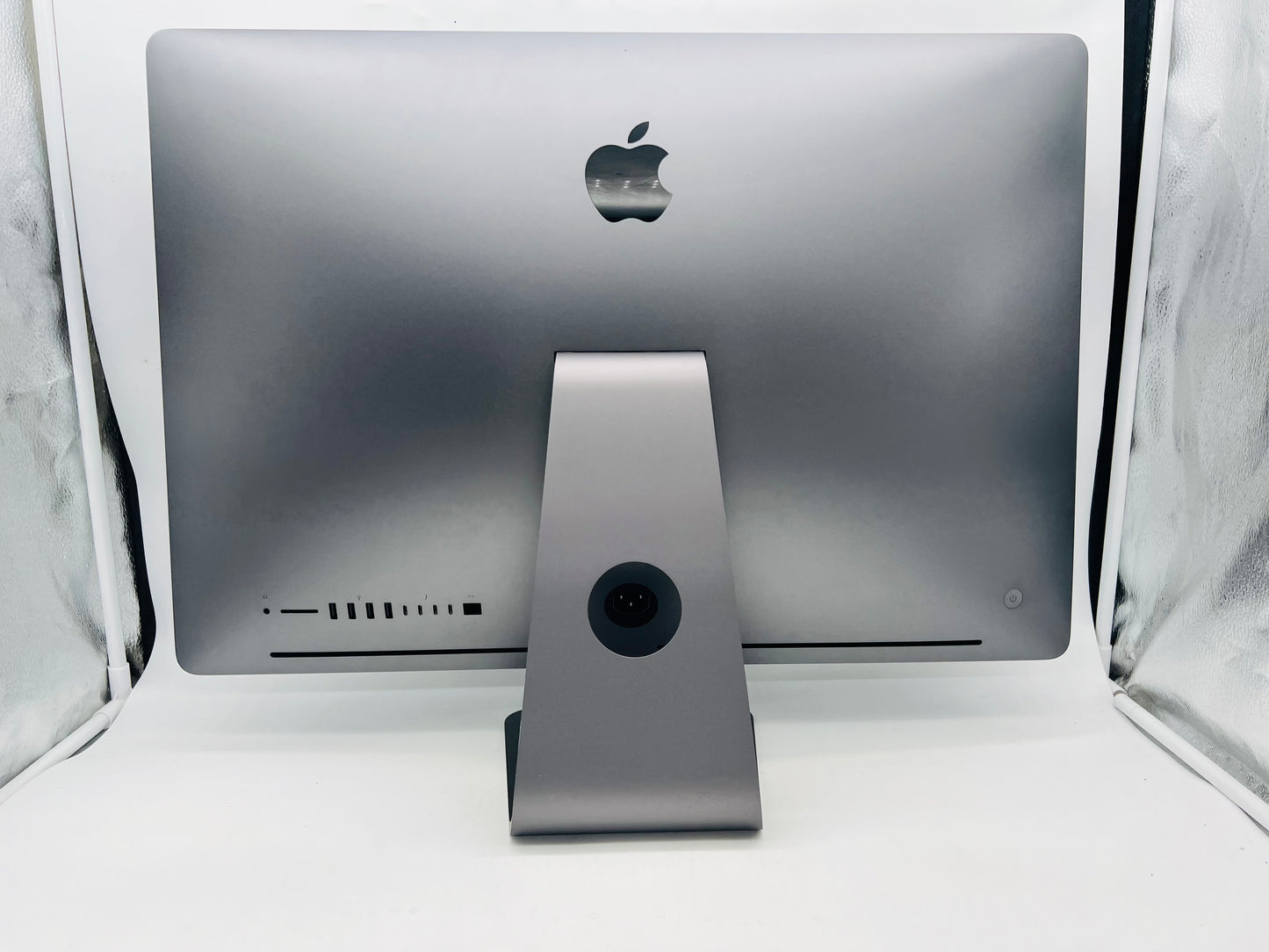 Apple 2017 iMac Pro 2.5GHz 14-Core Xeon 64GB RAM 1TB SSD Vega 64X 16GB - READ