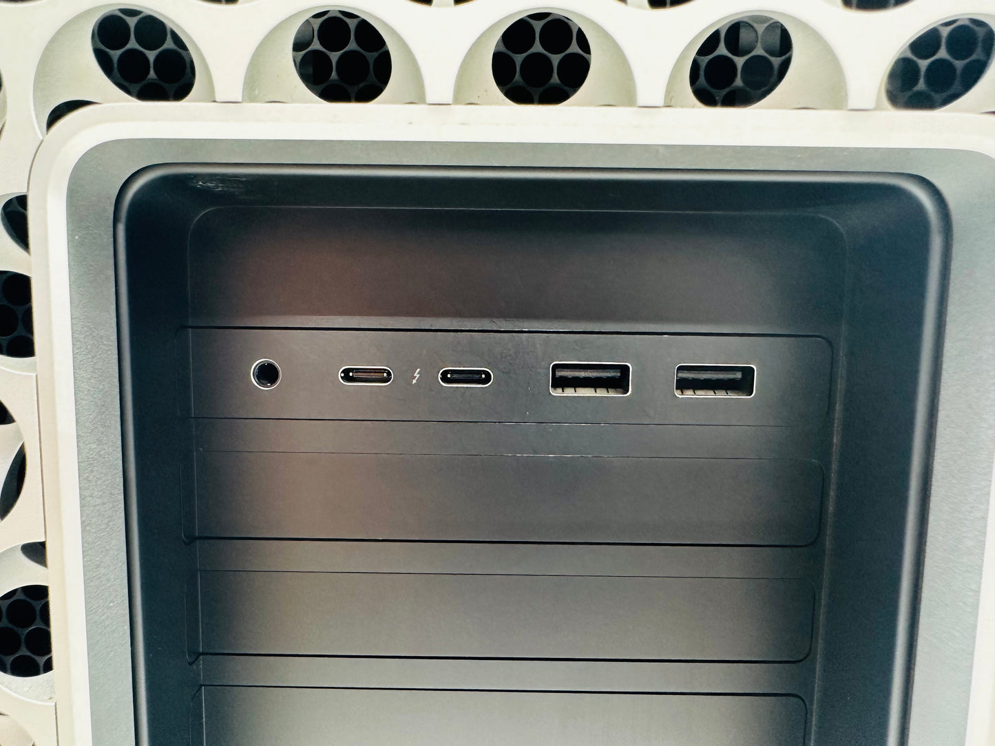 Apple 2019 Mac Pro 3.5GHz 8-Core Xeon W 32GB RAM 1TB SSD RP580X 8GB - Very Good