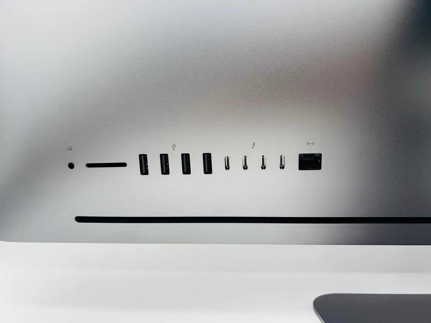 Apple 2017 iMac Pro 27" 5K 3.0GHz 10-Core Xeon W 128GB RAM 2TB SSD Vega64X 16GB