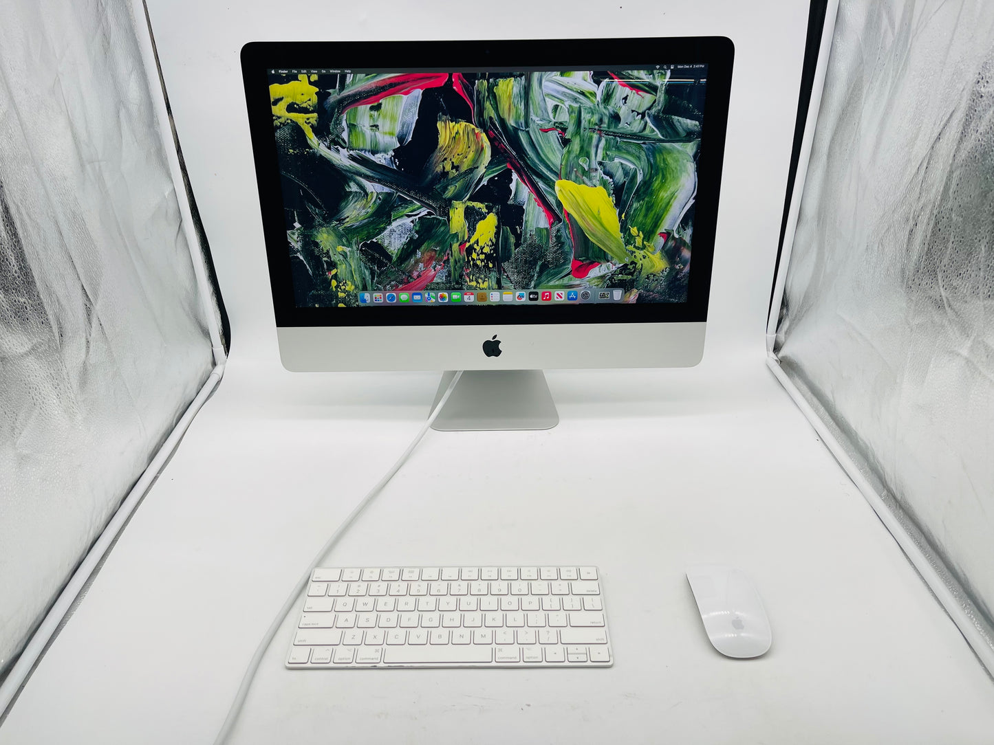 Apple 2019 iMac 21 in 4K 3.2GHz i7 16GB RAM 256GB SSD RP555X 2GB - Very good