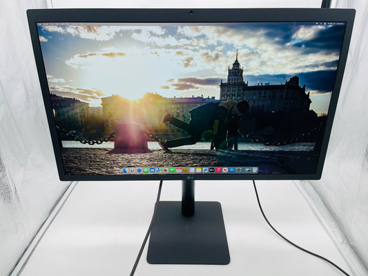 LG 27MD5KLB-B 27” UltraFine 5K IPS Monitor with Thunderbolt 3-macOS Compatible