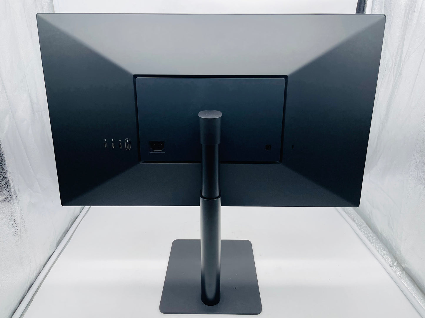 LG 27MD5KLB-B 27” UltraFine 5K IPS Monitor with Thunderbolt 3-macOS Compatible