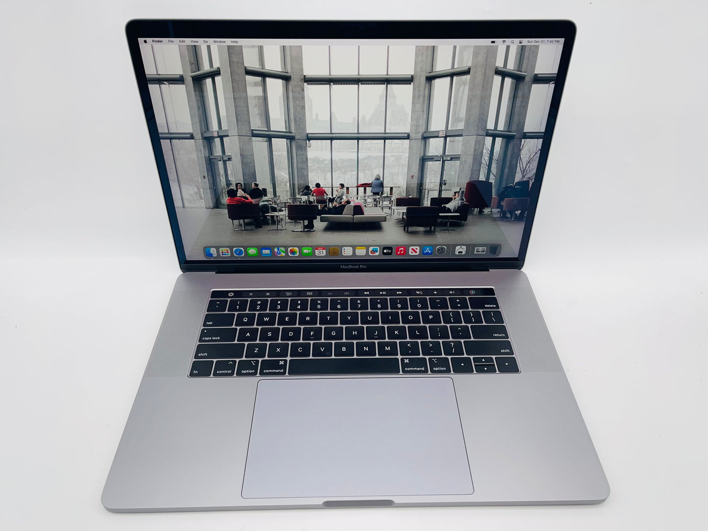 Apple 2019 MacBook Pro 15 in 2.6GHz i7 16GB RAM 256GB SSD RP555X 4GB - Very Good