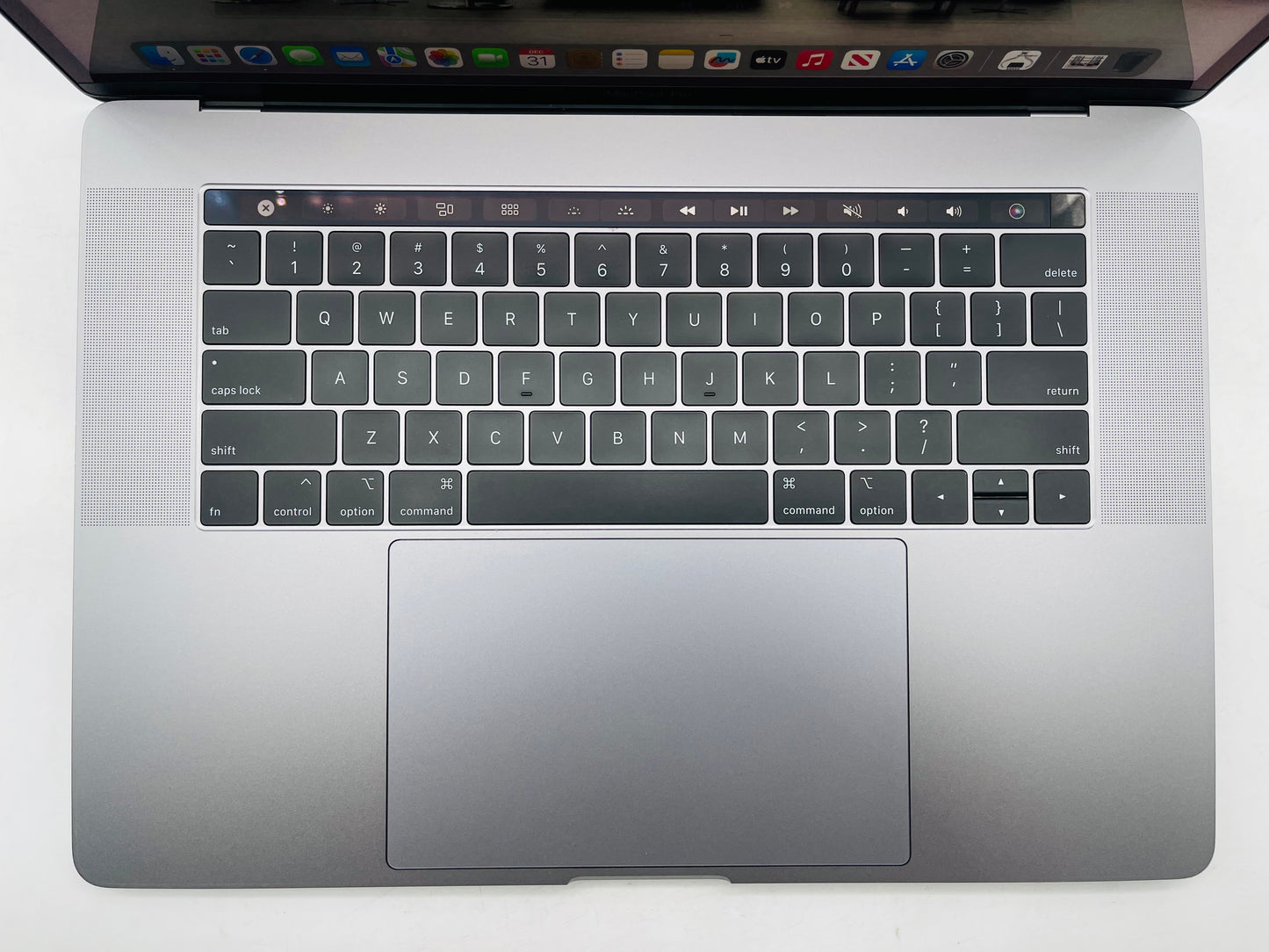 Apple 2019 MacBook Pro 15 in 2.6GHz i7 16GB RAM 256GB SSD RP555X 4GB - Very Good