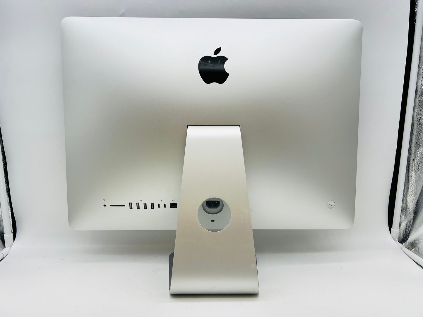 Apple 2019 iMac 21" 4k 3.6GHz i3 8GB RAM 1TB HDD RP555X 2GB - Very good