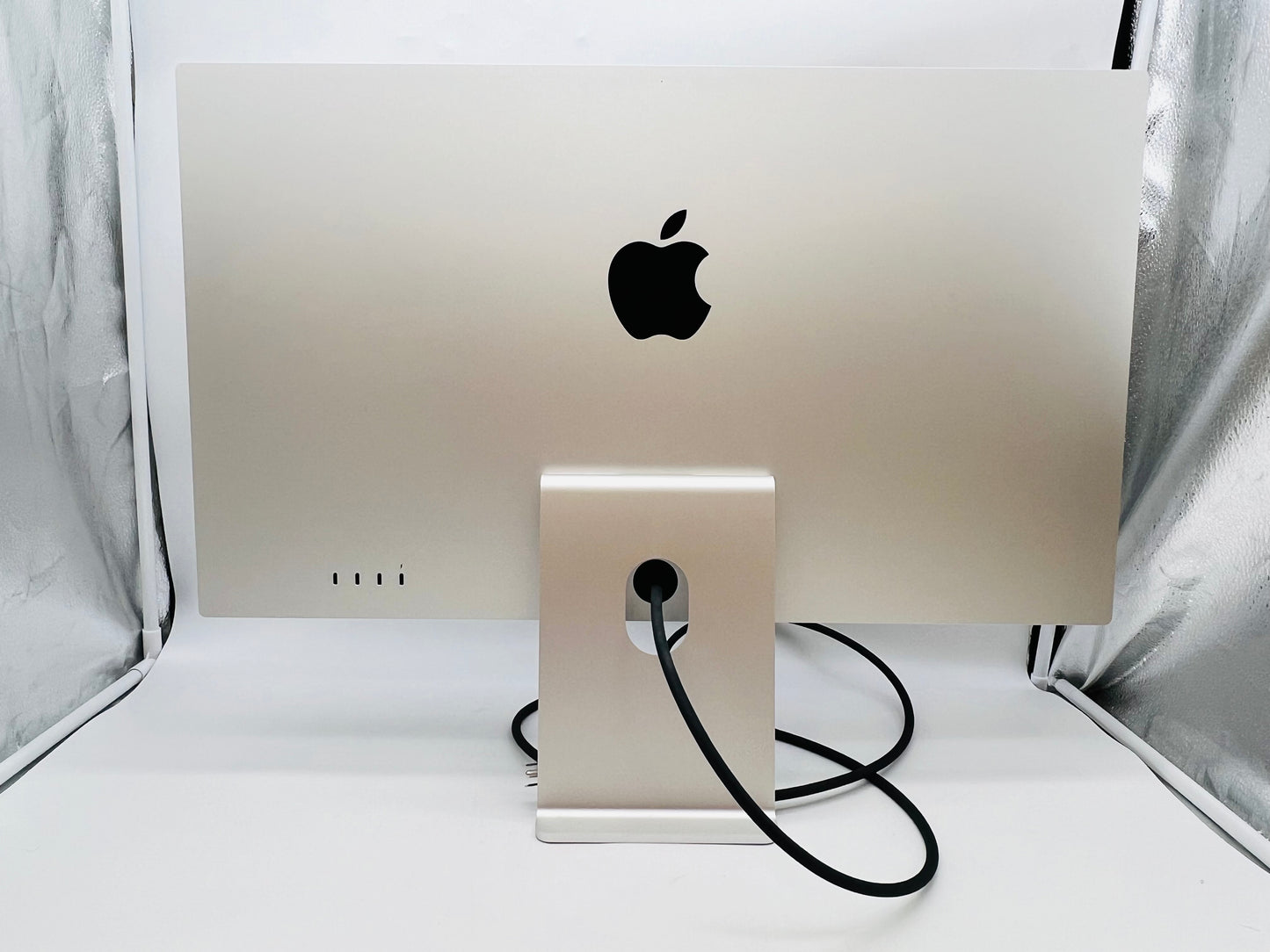 Apple 2022 Studio Display 27" with Nano-texture glass (Tilt-Adjustable Stand)