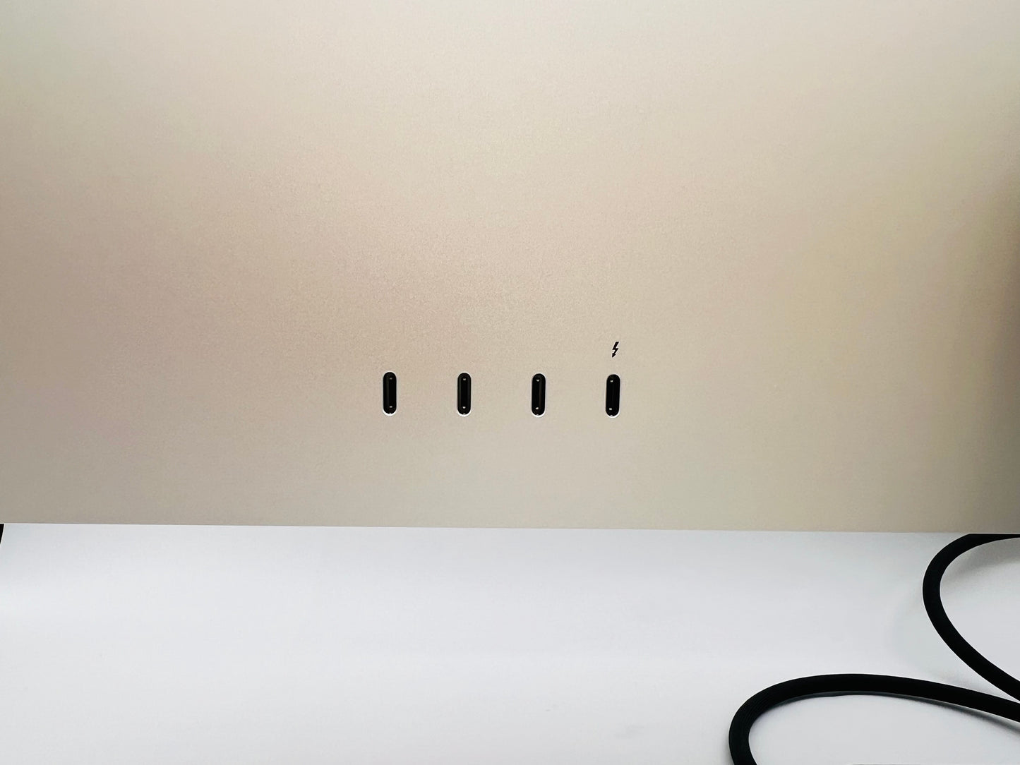 Apple 2022 Studio Display 27" with Nano-texture glass (Tilt-Adjustable Stand)