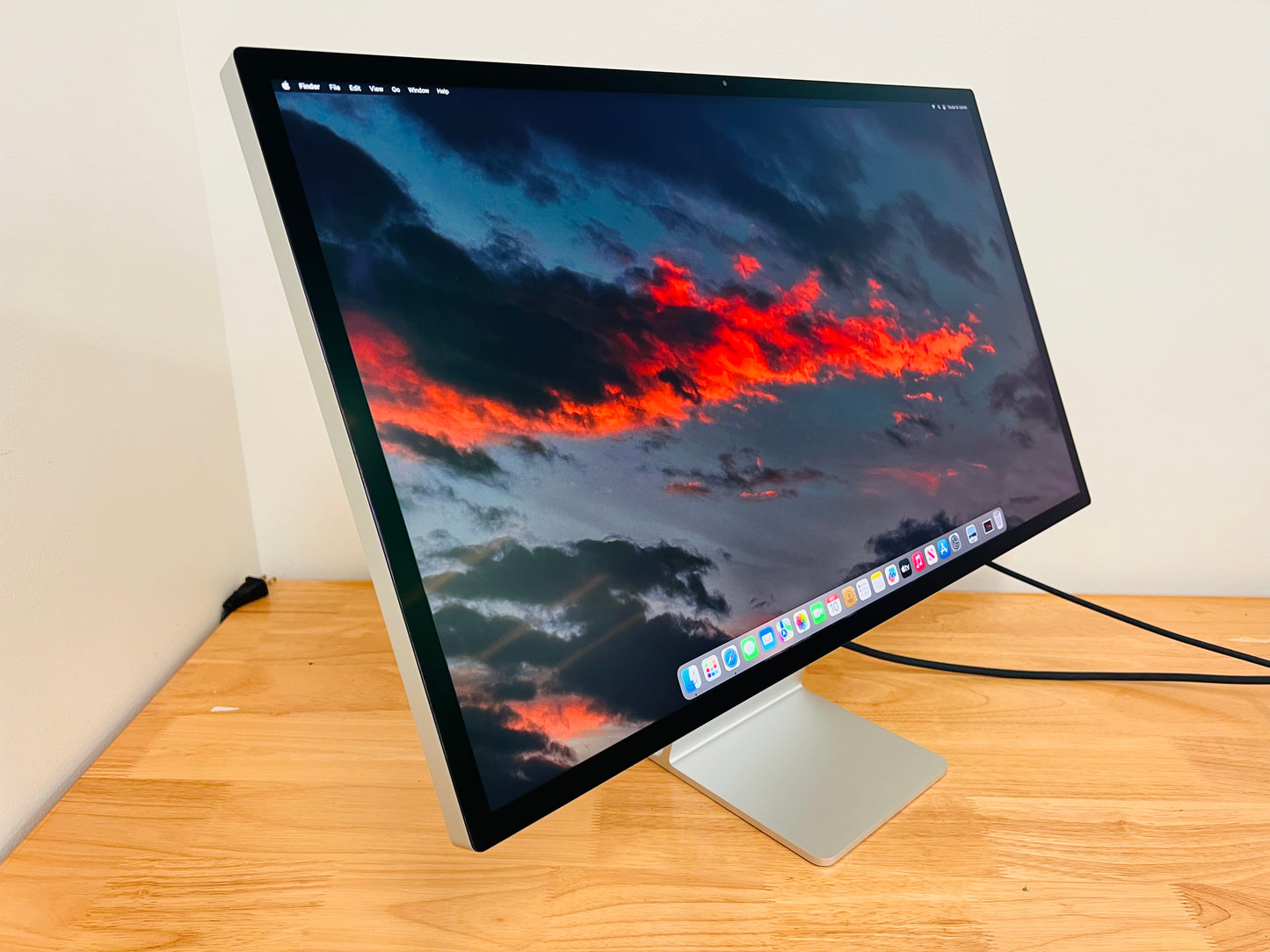 Apple 2022 Studio Display 27" Nano-texture glass (Tilt-Adjustable Stand) AC+