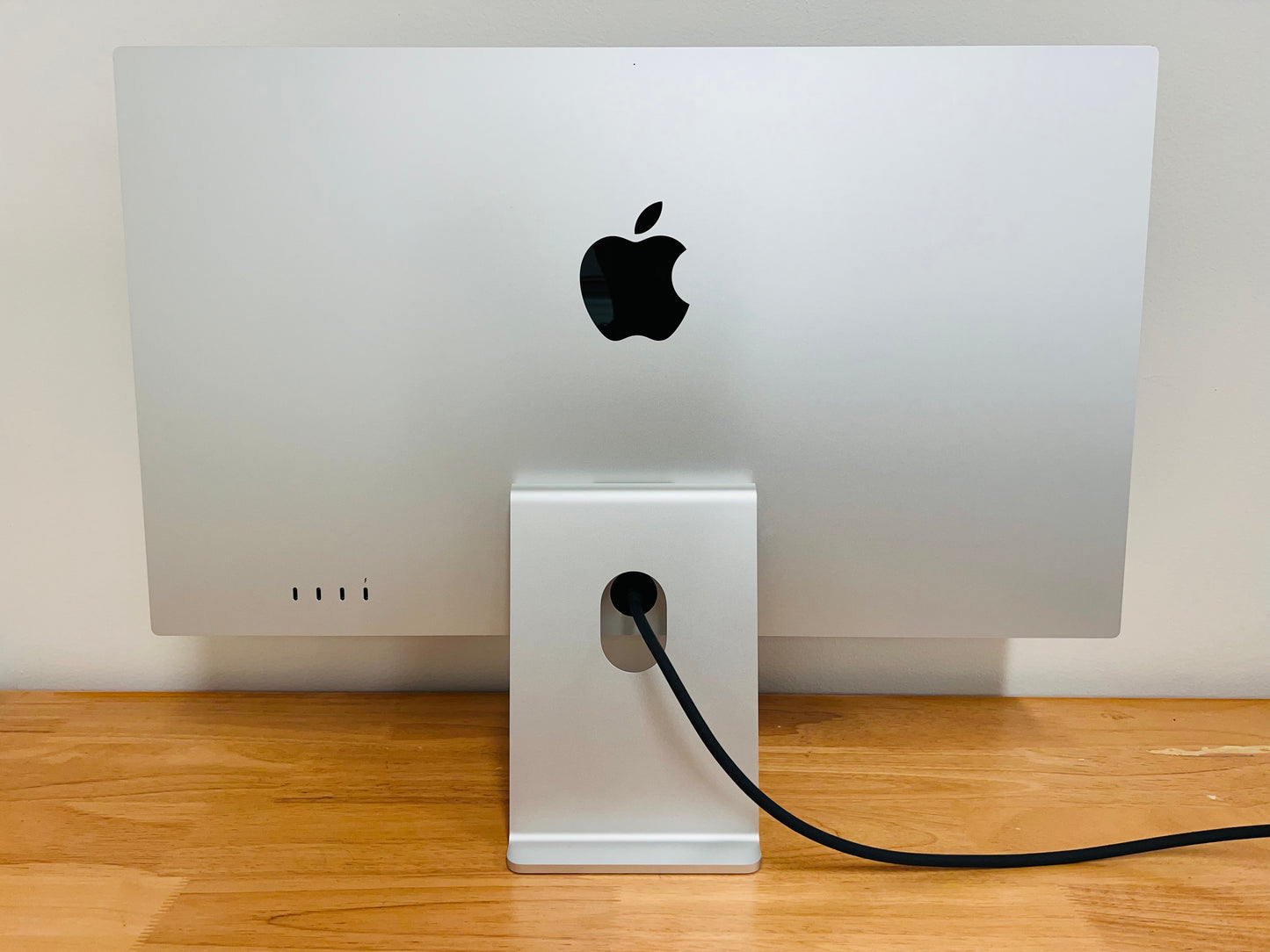 Apple 2022 Studio Display 27" Nano-texture glass (Tilt-Adjustable Stand) AC+