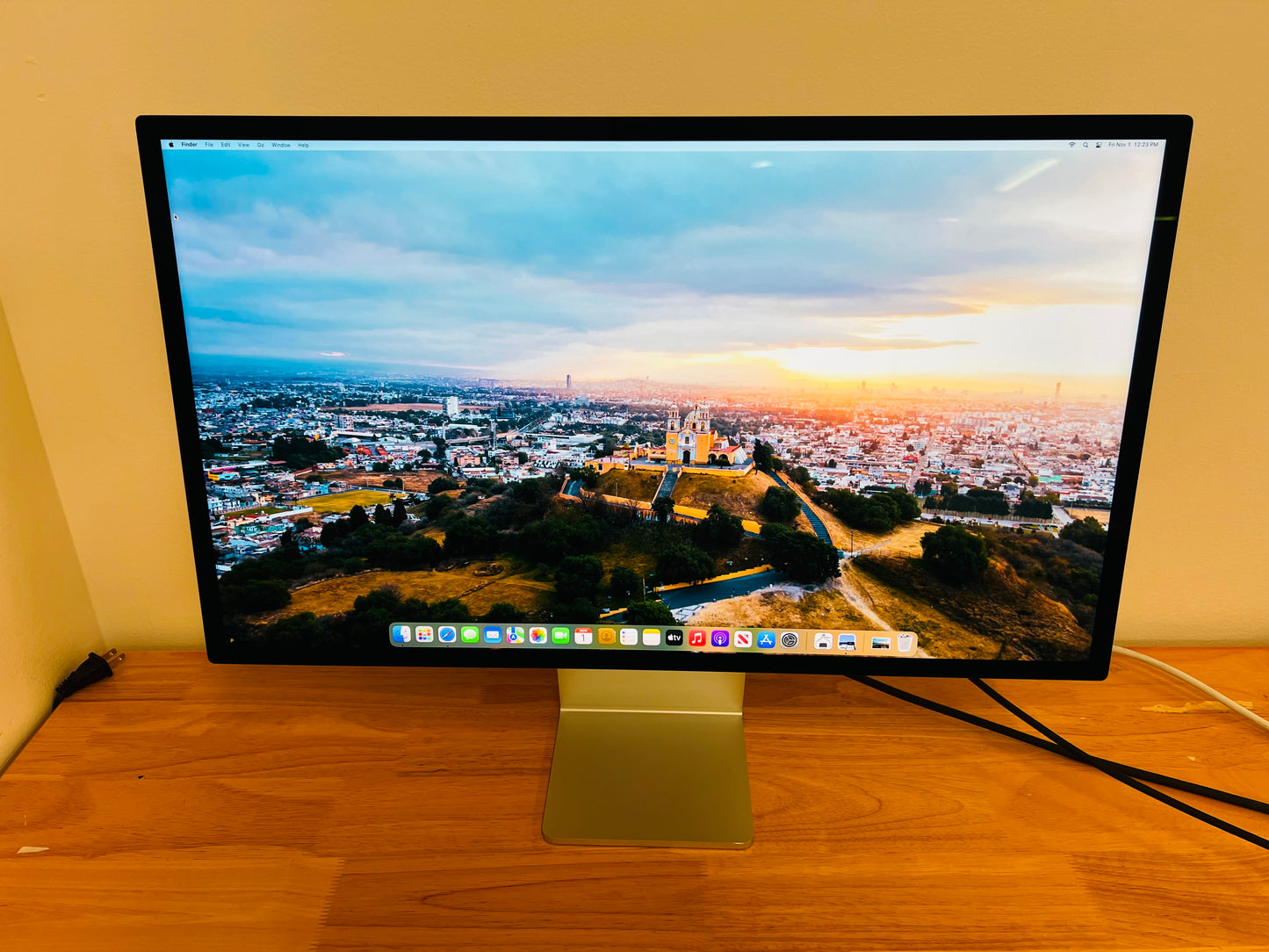 Apple 2022 Studio Display 27" with Standard glass (Tilt-Adjustable Stand) AC+