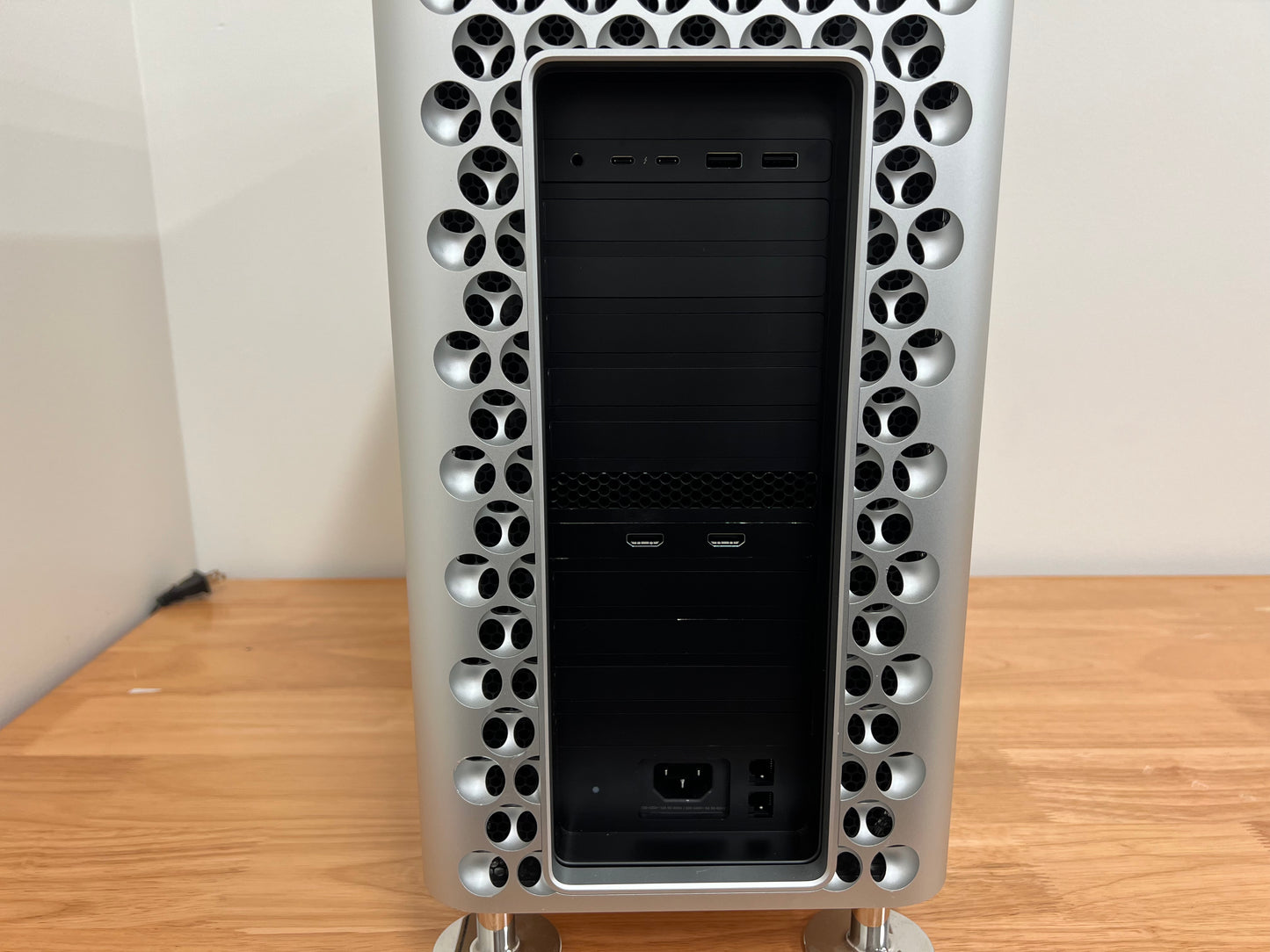 Apple 2019 Mac Pro 3.5GHz 8-Core Xeon 32GB RAM 1TB SSD RP580X 8GB Very good