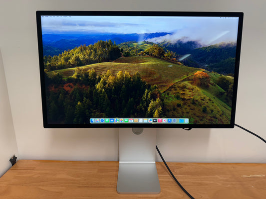 Apple 2022 Studio Display 27" 5k Tilt and height adjustable stand Standard Glass