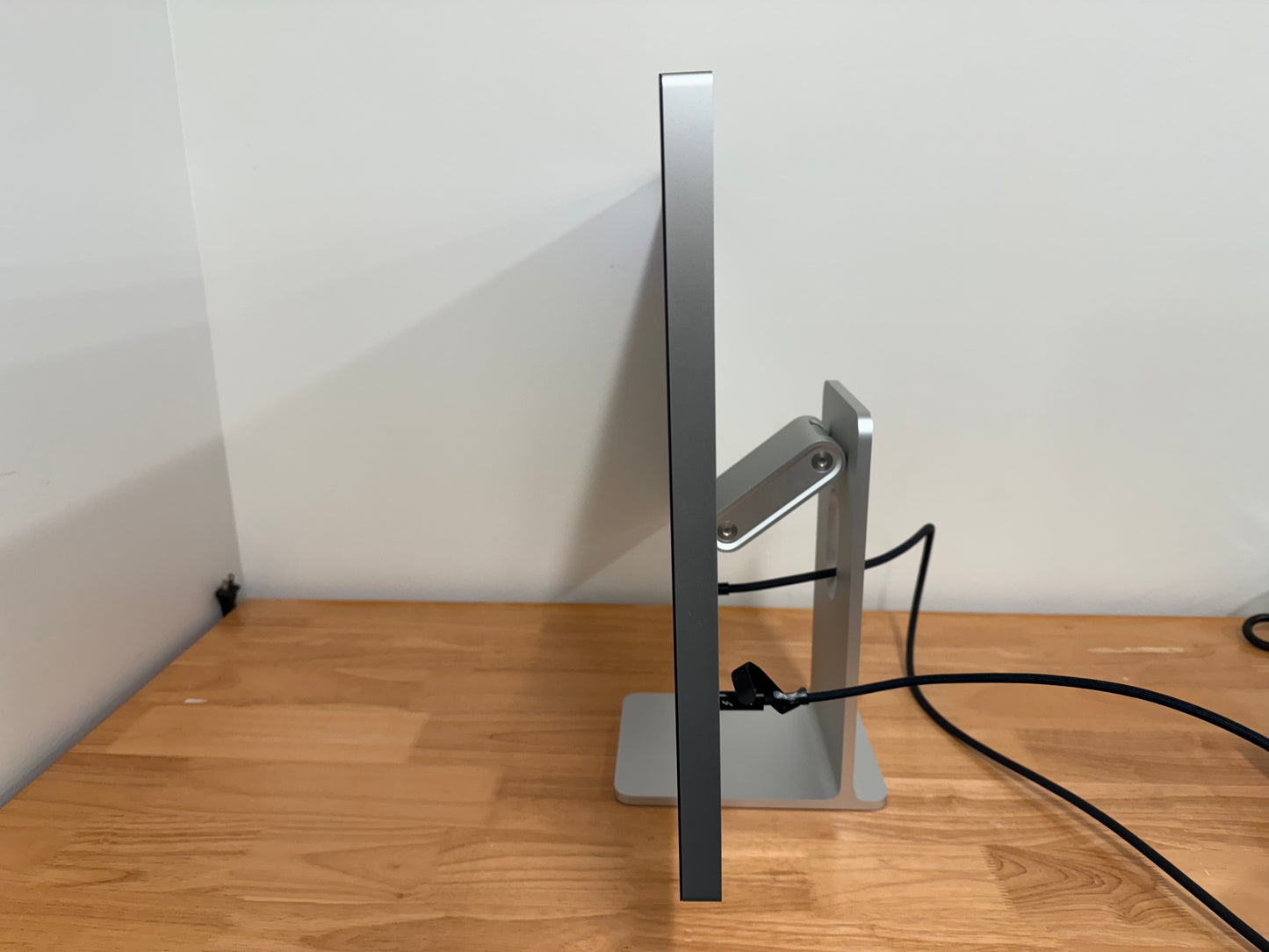 Apple 2022 Studio Display 27" 5k Tilt and height adjustable stand Standard Glass