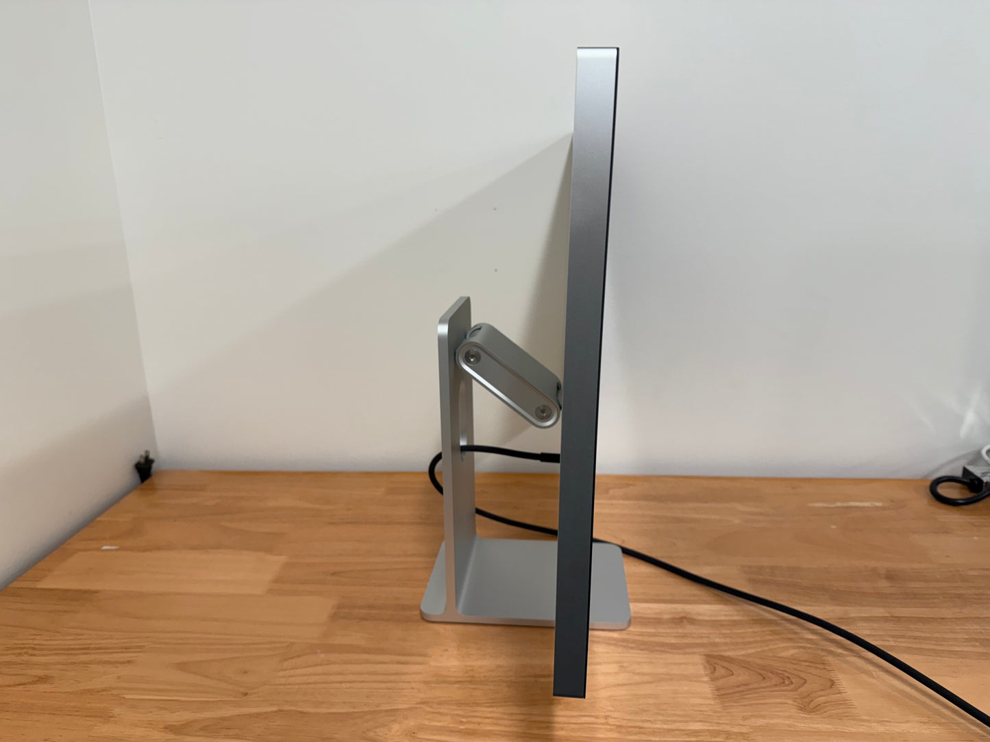 Apple 2022 Studio Display 27" 5k Tilt and height adjustable stand Standard Glass