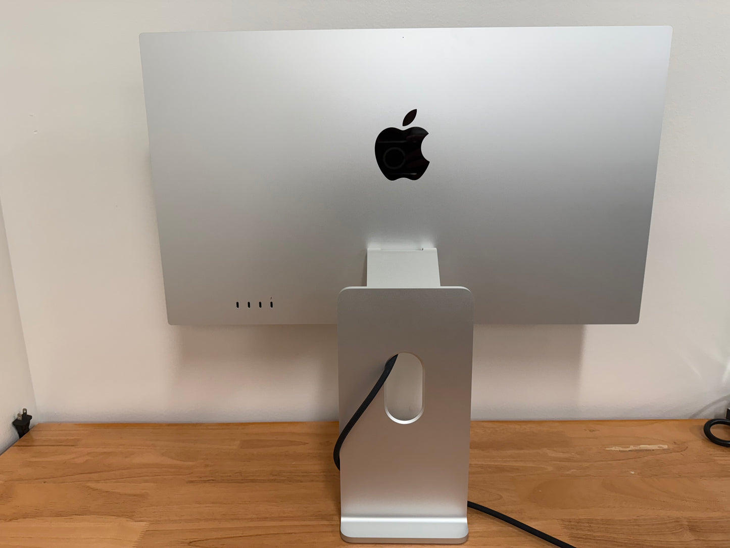 Apple 2022 Studio Display 27" 5k Tilt and height adjustable stand Standard Glass
