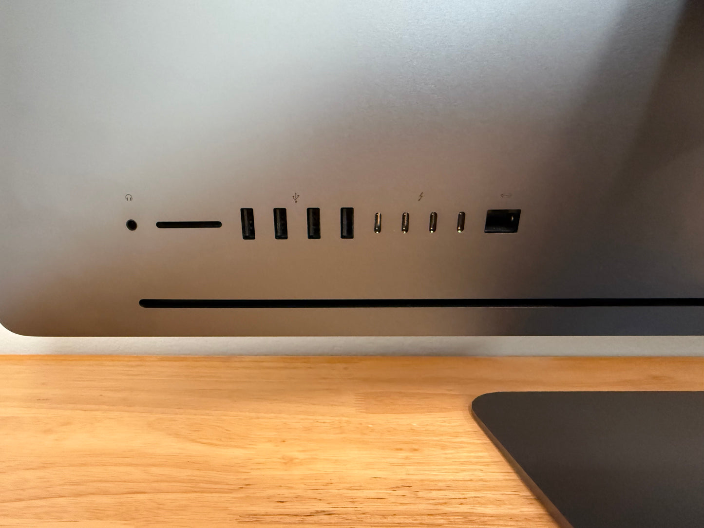 Apple 2017 iMac Pro 2.5GHz 14-Core Xeon W 64GB RAM 1TB SSD Vega 56 8GB - READ