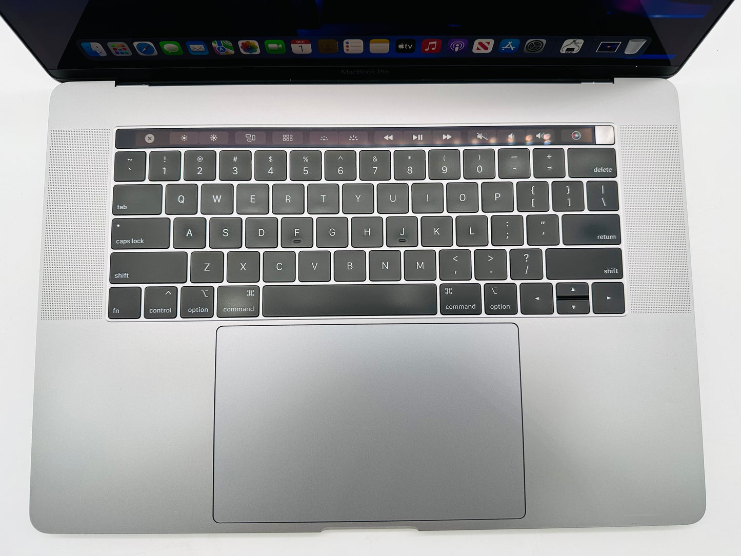 Apple 2018 15 in MacBook Pro TB 2.2GHz 6-Core i7 16GB RAM 256GB SSD RP555X 4GB