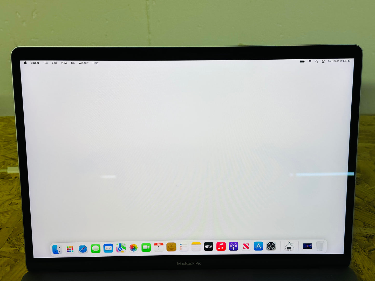 Apple 2018 15 in MacBook Pro TB 2.2GHz 6-Core i7 16GB RAM 256GB SSD RP555X 4GB